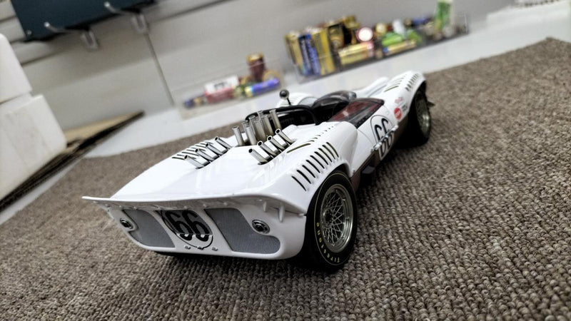 Laden Sie das Bild in Galerie -Viewer, AUTO ART CHAPARRAL 2 1/18 Scale Model Car– Used

