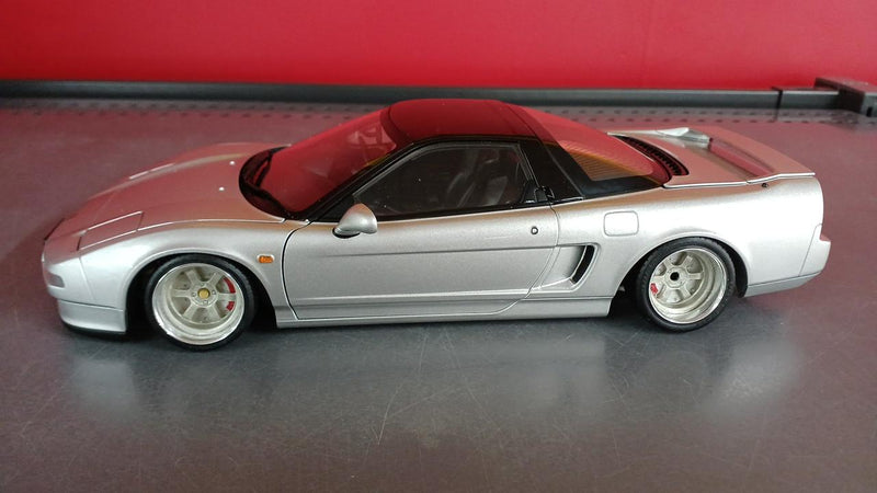 Laden Sie das Bild in Galerie -Viewer, AUTOART 1/18 HONDA NSX Scale Model Car– Used
