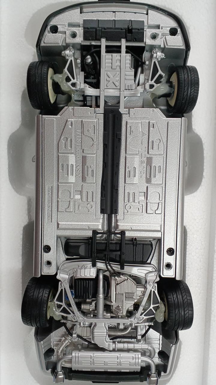 Laden Sie das Bild in Galerie -Viewer, AUTOART 1/18 HONDA NSX Scale Model Car– Used
