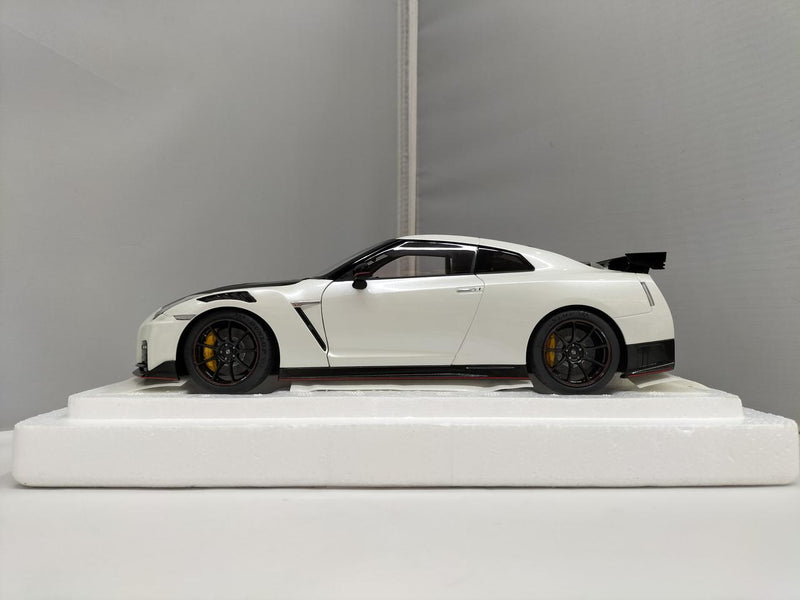 Load image into Gallery viewer, AUTOart Nissan GT-R (R35) Nismo Special Edition 1/18 Scale Car– Used
