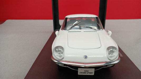 AUTOart MILLENNIUM MAZDA COSMO SPORT White 1/18 Scale Car– Used