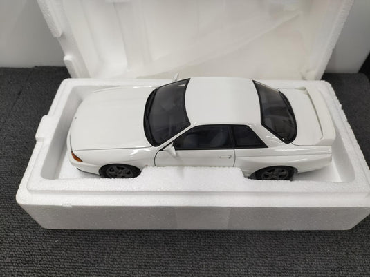 AUTOart Nissan Skyline GT-R R32 (Crystal White) 1/18 Scale Car– Used