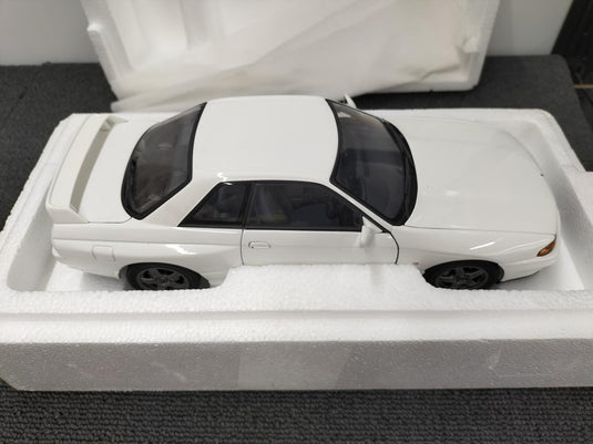 AUTOart Nissan Skyline GT-R R32 (Crystal White) 1/18 Scale Car– Used