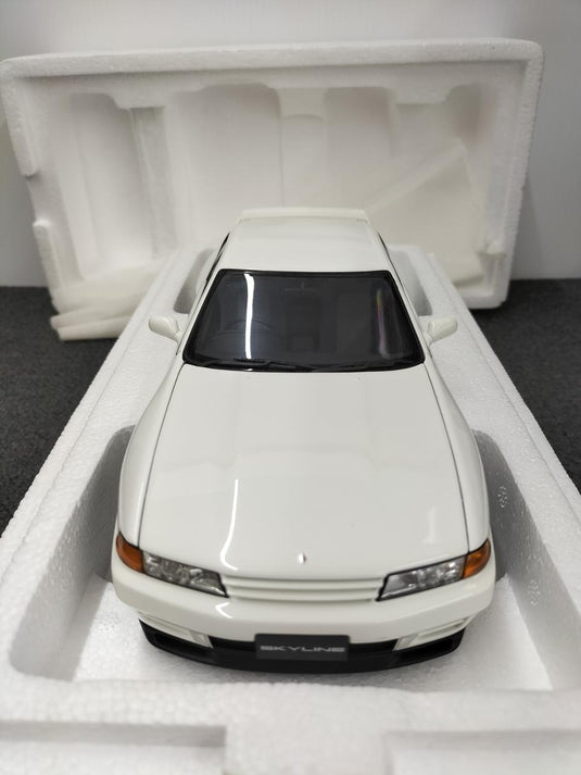 AUTOart Nissan Skyline GT-R R32 (Crystal White) 1/18 Scale Car– Used
