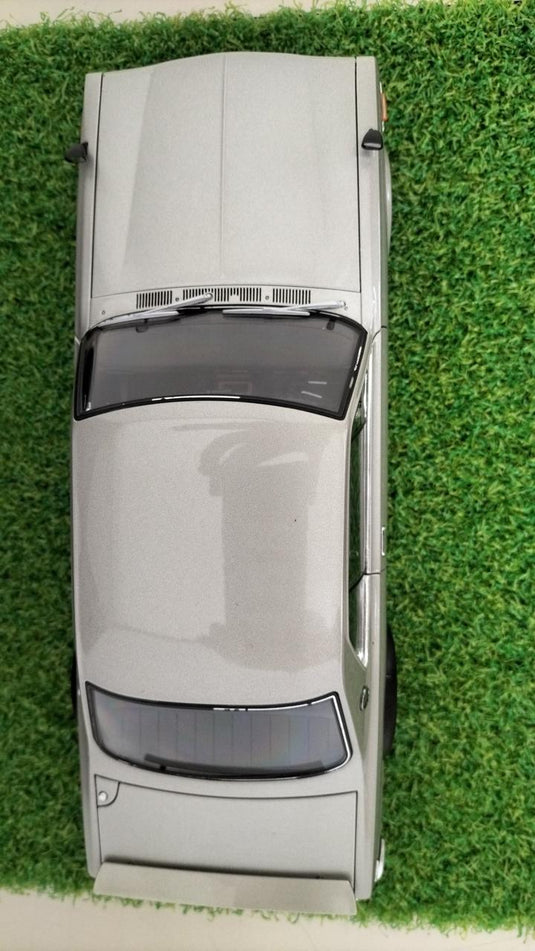 AUTOart Nissan Skyline 2000GT-R 1/18 Scale Model Car– Used
