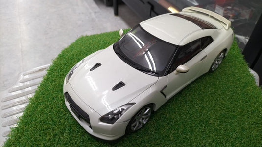 AUTOart Nissan GT-R 1/18 Scale Model Car– Used
