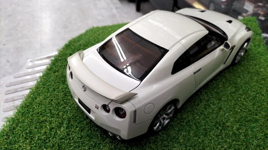 AUTOart Nissan GT-R 1/18 Scale Model Car– Used
