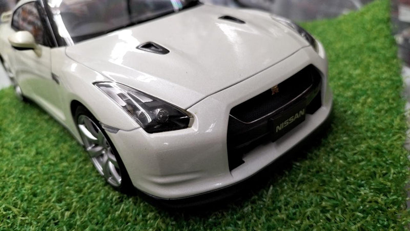 Load image into Gallery viewer, AUTOart Nissan GT-R 1/18 Scale Model Car– Used
