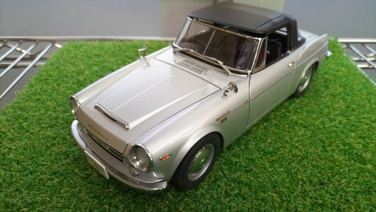 AUTOart DATSUN 1/18 Scale Model Car– Used