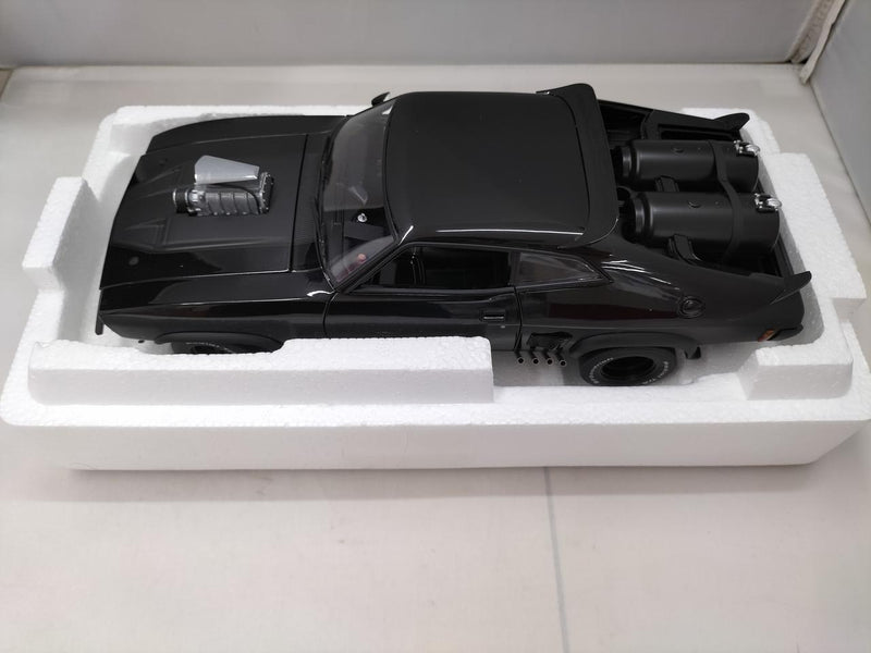 Laden Sie das Bild in Galerie -Viewer, AUTOart &quot;Mad Max 2&quot; Interceptor Upgraded Version 1/18 Scale– Used
