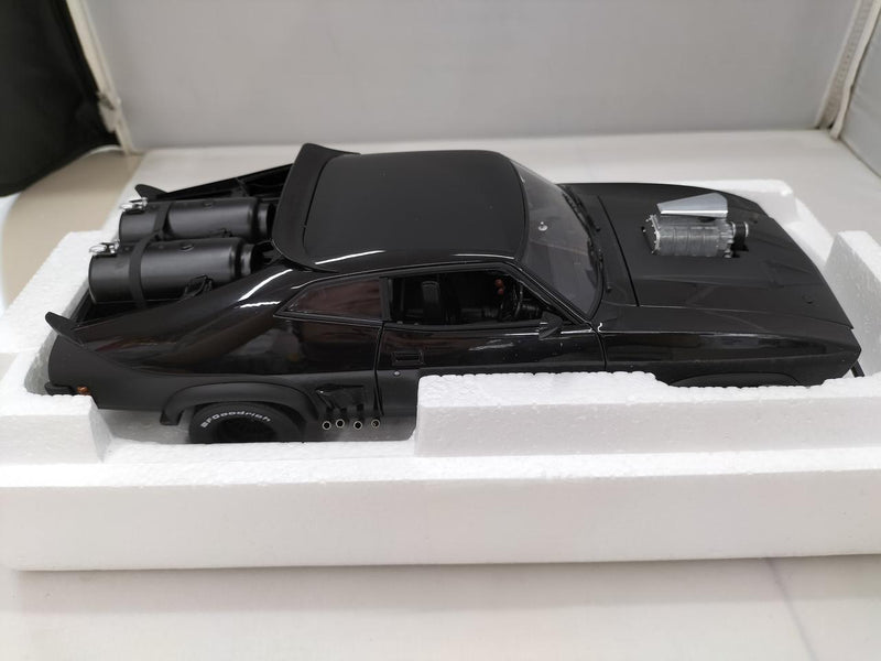 Laden Sie das Bild in Galerie -Viewer, AUTOart &quot;Mad Max 2&quot; Interceptor Upgraded Version 1/18 Scale– Used
