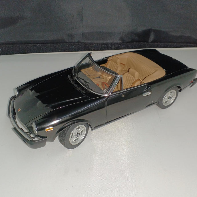 AUTOart FIAT 124 SPIDER 1/18 Scale Model Car– Used