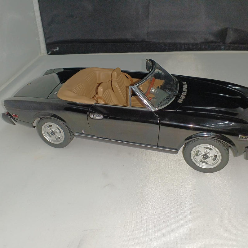 Load image into Gallery viewer, AUTOart FIAT 124 SPIDER 1/18 Scale Model Car– Used
