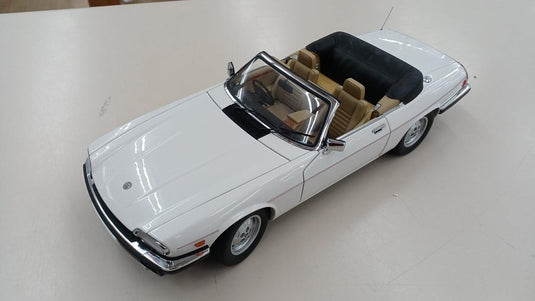 AUTOart 1/18 Scale Model Car (Doors, Trunk, Hood Open)– Used
