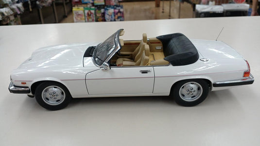 AUTOart 1/18 Scale Model Car (Doors, Trunk, Hood Open)– Used