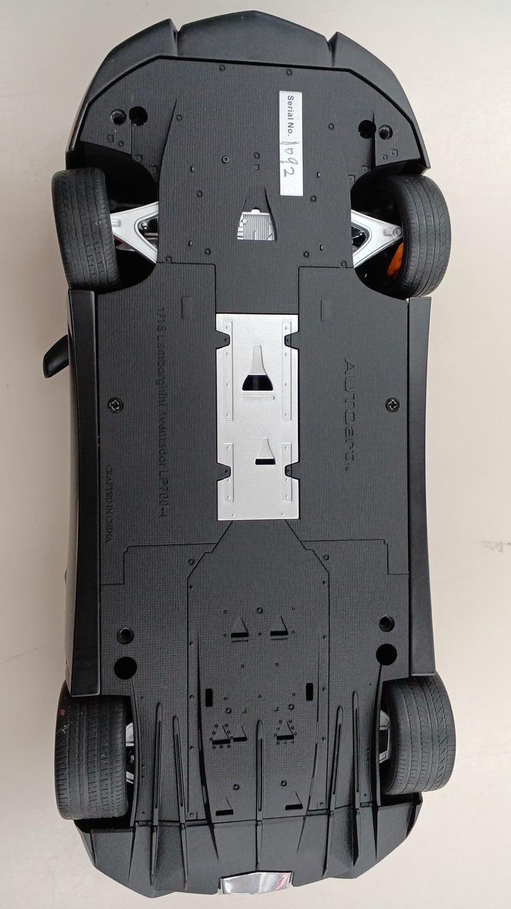 Load image into Gallery viewer, AUTOart Lamborghini Aventador 1/18 Scale Model Car (Trunk and Hood Open)– Used
