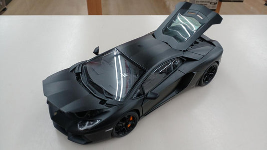 AUTOart Lamborghini Aventador 1/18 Scale Model Car (Trunk and Hood Open)– Used