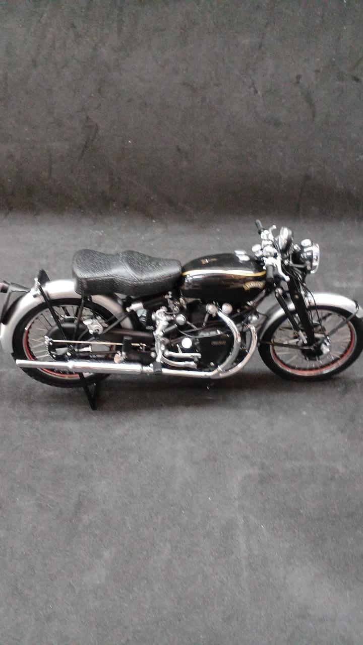 Carica immagine in Galleria Viewer, MINICHAMPS 1/12 Vincent HDR Series C Black Shadow 1950 Motorcycle Model
