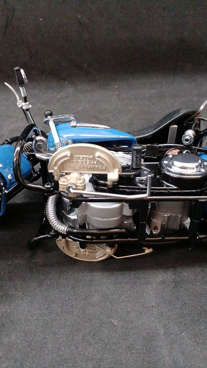 Carica immagine in Galleria Viewer, Franklin Mint Harley-Davidson 1948 Panhead Diecast Motorcycle Model
