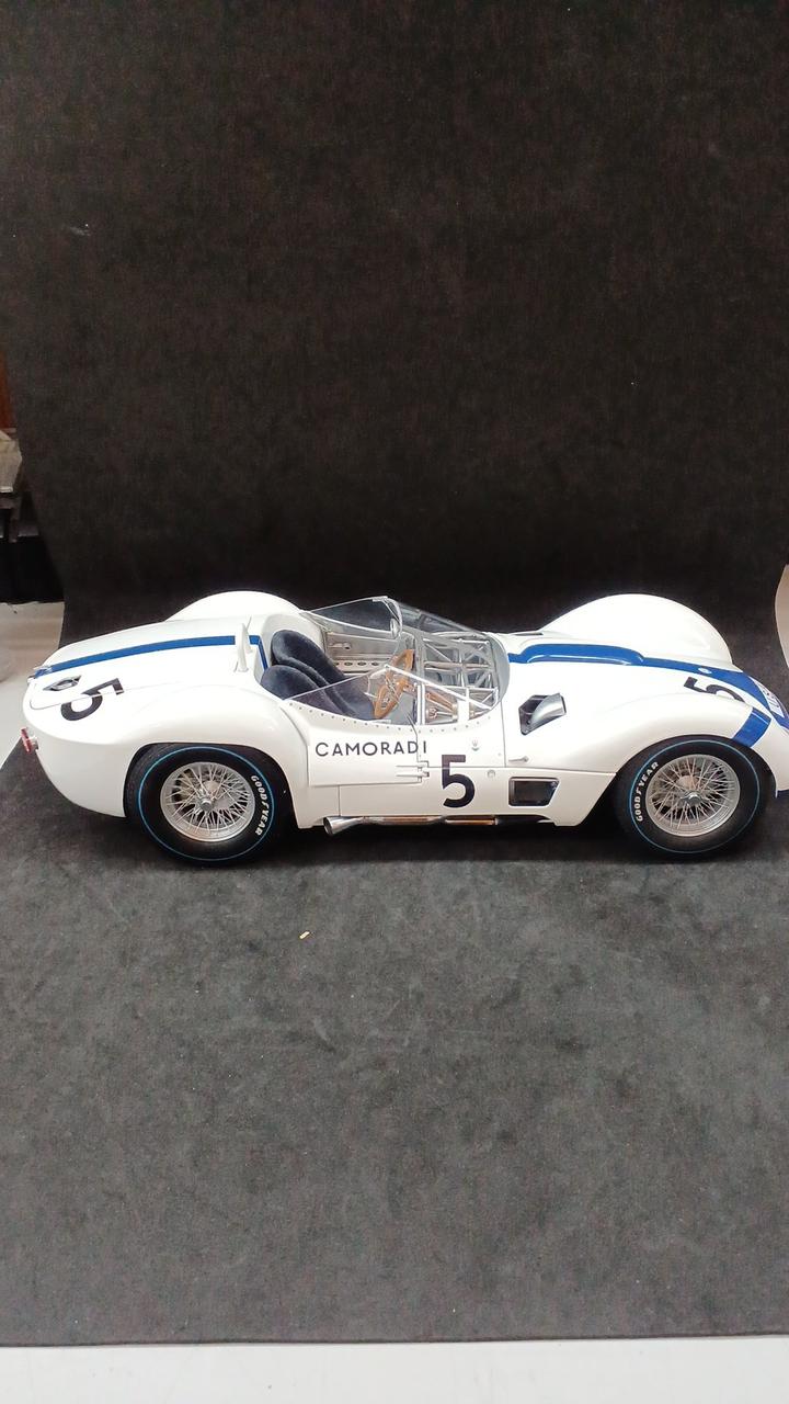 Carica immagine in Galleria Viewer, MINICHAMPS 1/12 Maserati Tipo 61 &quot;Birdcage&quot; Diecast Model
