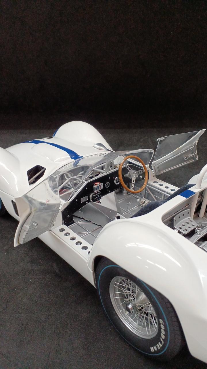 Carica immagine in Galleria Viewer, MINICHAMPS 1/12 Maserati Tipo 61 &quot;Birdcage&quot; Diecast Model
