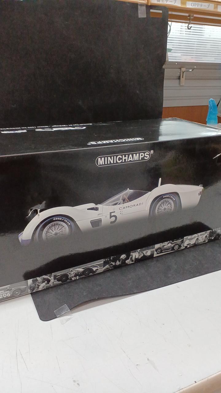 Carica immagine in Galleria Viewer, MINICHAMPS 1/12 Maserati Tipo 61 &quot;Birdcage&quot; Diecast Model
