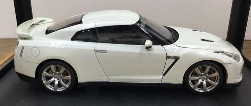 Load image into Gallery viewer, AUTOART NISSAN GT-R (R35) White 1/18 Scale Car– Used
