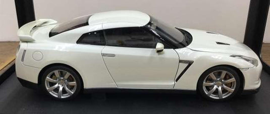 AUTOART NISSAN GT-R (R35) White 1/18 Scale Car– Used