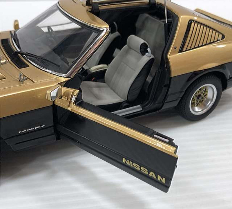 Laden Sie das Bild in Galerie -Viewer, AUTOart &quot;Seibu Keisatsu&quot; 1/18 Nissan Fairlady 280Z Super Z Scale Car– Used

