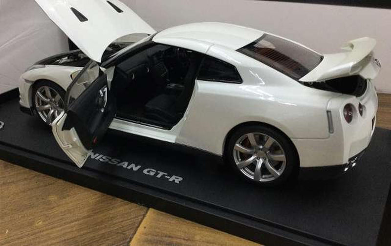 Load image into Gallery viewer, AUTOART NISSAN GT-R (R35) White 1/18 Scale Car– Used
