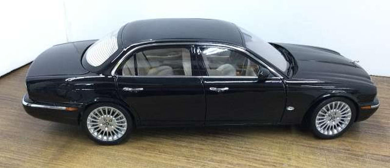 Carica immagine in Galleria Viewer, ALMOST REAL Jaguar XJ6 (X350) 1/18 Scale Car– Used
