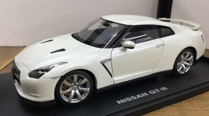 AUTOART NISSAN GT-R (R35) White 1/18 Scale Car– Used
