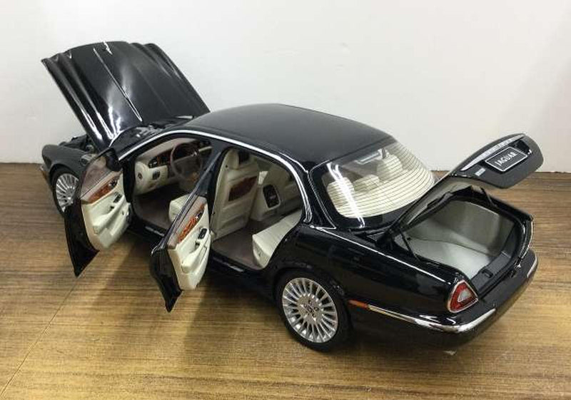 Carica immagine in Galleria Viewer, ALMOST REAL Jaguar XJ6 (X350) 1/18 Scale Car– Used
