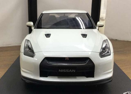 AUTOART NISSAN GT-R (R35) White 1/18 Scale Car– Used