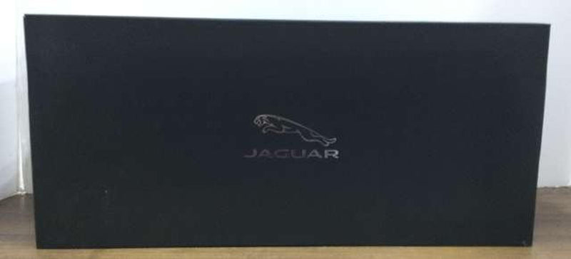 Carica immagine in Galleria Viewer, ALMOST REAL Jaguar XJ6 (X350) 1/18 Scale Car– Used
