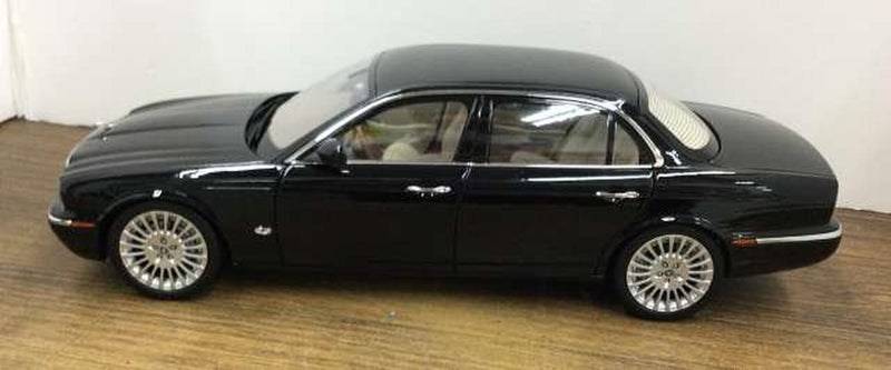 Carica immagine in Galleria Viewer, ALMOST REAL Jaguar XJ6 (X350) 1/18 Scale Car– Used
