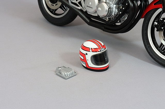 Laden Sie das Bild in Galerie -Viewer, AUTOart 1/12 Honda CB750F &quot;Baribari Legend&quot; Gun Koma with Helmet
