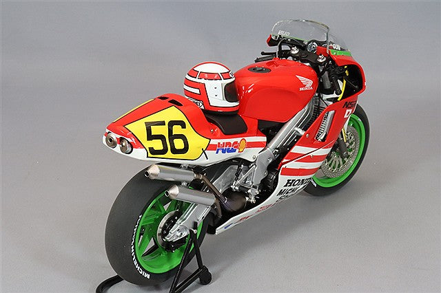 Laden Sie das Bild in Galerie -Viewer, AUTOart 1/12 Honda NSR500 WGP500 #56 &quot;Baribari Legend&quot; Gun Koma with Helmet
