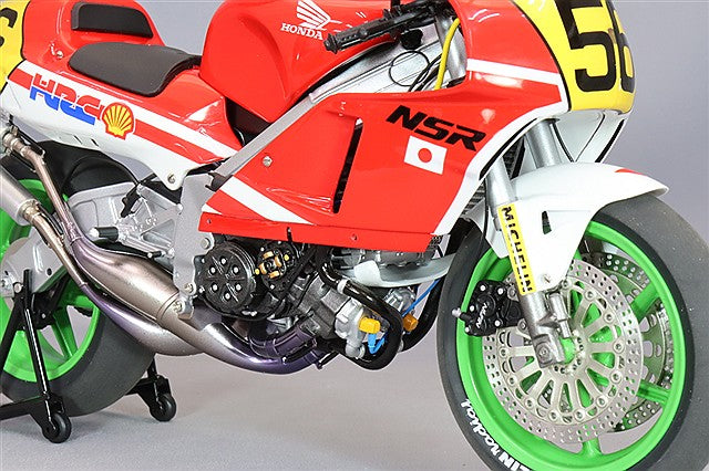Laden Sie das Bild in Galerie -Viewer, AUTOart 1/12 Honda NSR500 WGP500 #56 &quot;Baribari Legend&quot; Gun Koma with Helmet
