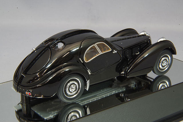 Laden Sie das Bild in Galerie -Viewer, AUTOart 1/43 Bugatti Type 57SC Atlantic 1938 Black / Disc Wheels
