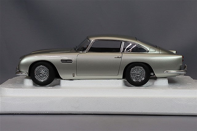 Laden Sie das Bild in Galerie -Viewer, AUTOart 1/18 Aston Martin DB5 Silver Metallic
