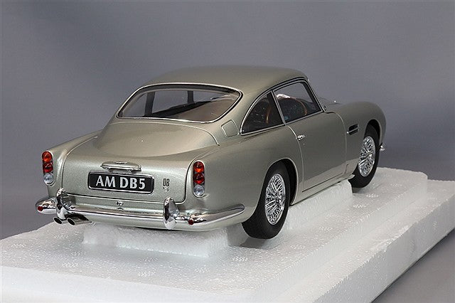 Laden Sie das Bild in Galerie -Viewer, AUTOart 1/18 Aston Martin DB5 Silver Metallic

