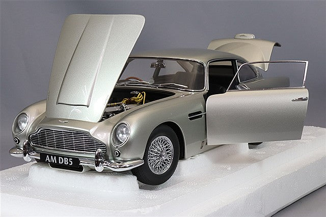 Laden Sie das Bild in Galerie -Viewer, AUTOart 1/18 Aston Martin DB5 Silver Metallic
