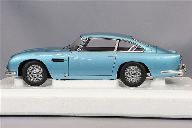 Laden Sie das Bild in Galerie -Viewer, AUTOart 1/18 Aston Martin DB5 Light Blue Pearl
