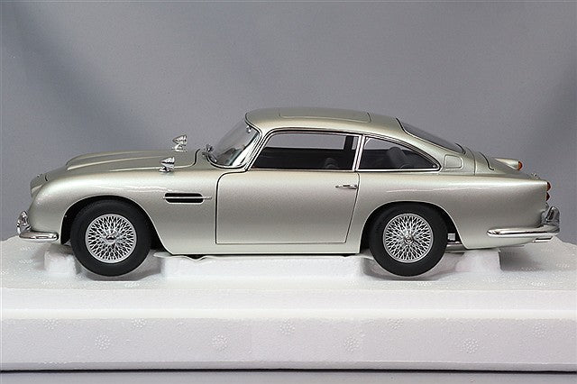 Carica immagine in Galleria Viewer, AUTOart 1/18 Aston Martin DB5 &quot;007 Goldfinger&quot; Bond Car
