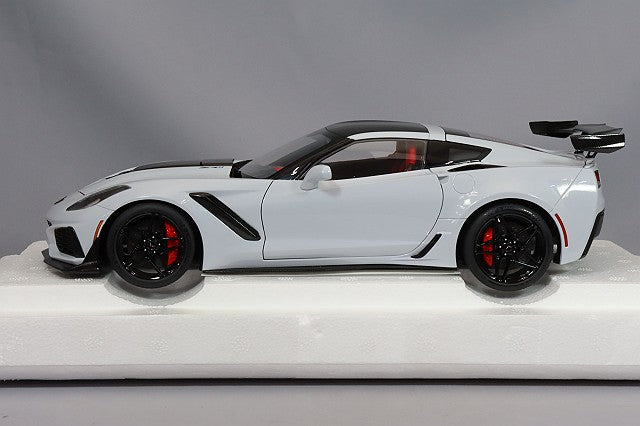 Carica immagine in Galleria Viewer, AUTOart 1/18 Chevrolet Corvette (C7) ZR1 Gray Metallic
