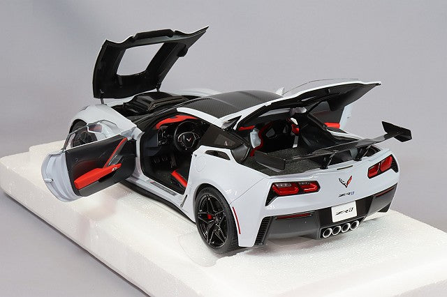 Carica immagine in Galleria Viewer, AUTOart 1/18 Chevrolet Corvette (C7) ZR1 Gray Metallic

