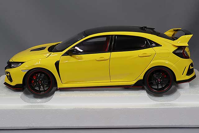 Carica immagine in Galleria Viewer, AUTOart 1/18 Honda Civic Type R (FK8) Limited Edition Sunlight Yellow II
