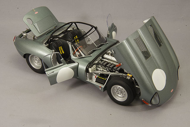 Laden Sie das Bild in Galerie -Viewer, AUTOart 1/18 Jaguar Lightweight E-Type Silver
