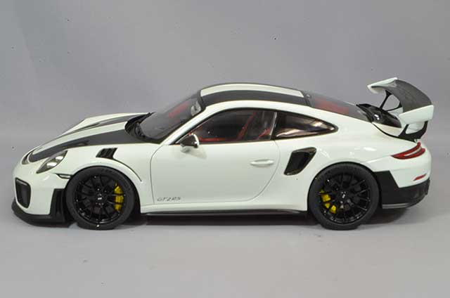 Carica immagine in Galleria Viewer, AUTOart 1/18 Porsche 911 (991.2) GT2 RS Weissach Package White / Carbon Black
